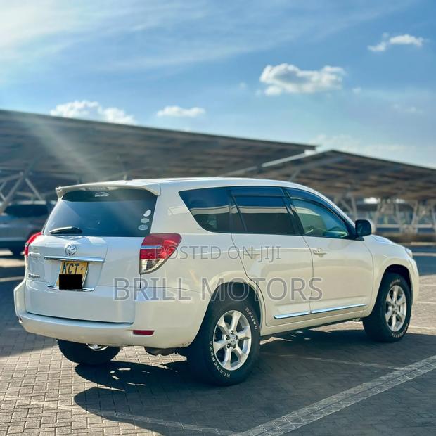 Toyota Vanguard 2011 White