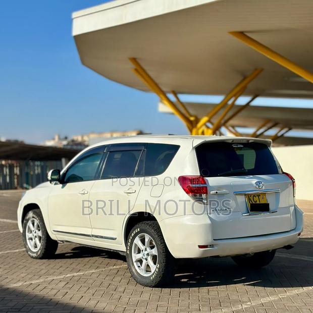 Toyota Vanguard 2011 White