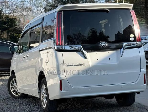 Toyota Esquire 2.0 AWD (7 seater) 2019 White
