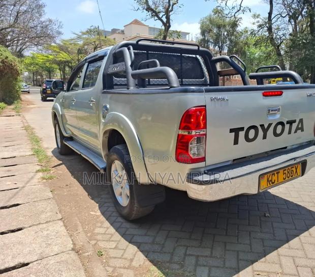 Toyota Hilux 2012 Silver
