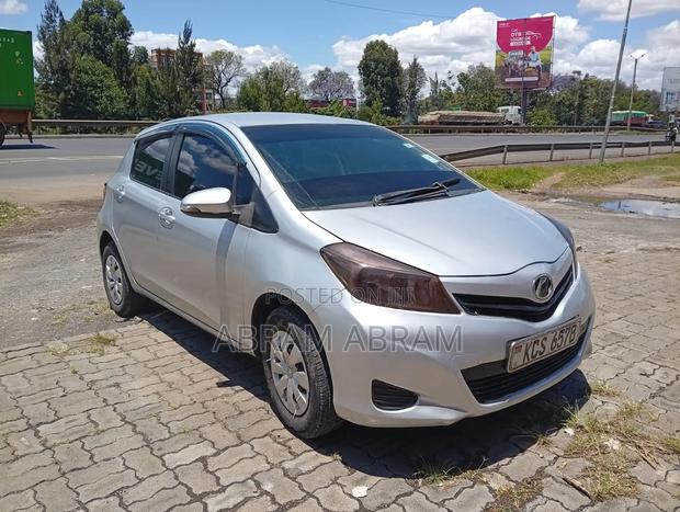 Toyota Vitz 2010 Silver