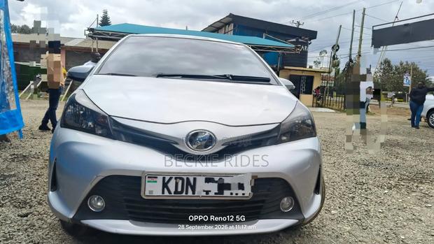 Toyota Vitz 2016 Silver