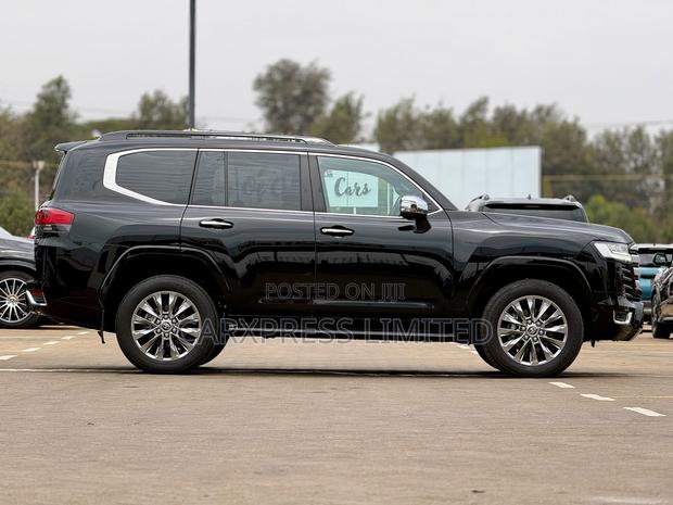 Toyota Land Cruiser LC300 2023 Black