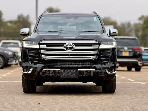 Toyota Land Cruiser LC300 2023 Black
