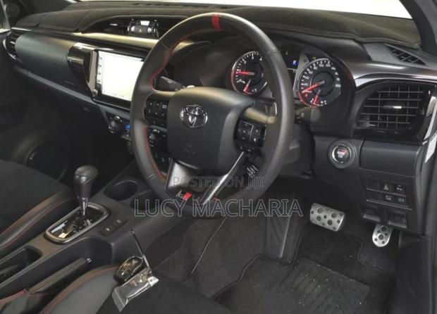 Toyota Hilux 2022 White
