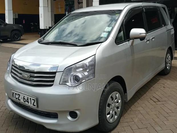 Toyota Noah 2013 Silver