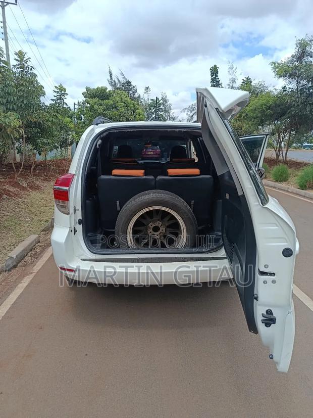 Toyota Vanguard 2010 White