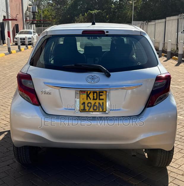 Toyota Vitz 2015 Silver