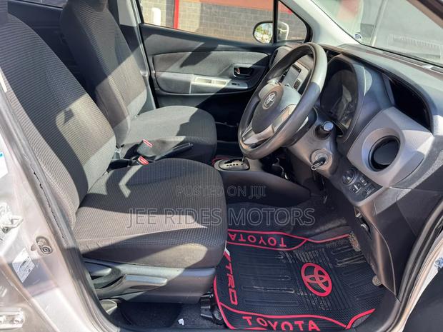 Toyota Vitz 2015 Silver