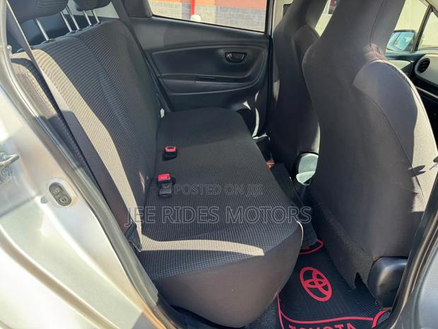 Toyota Vitz 2015 Silver