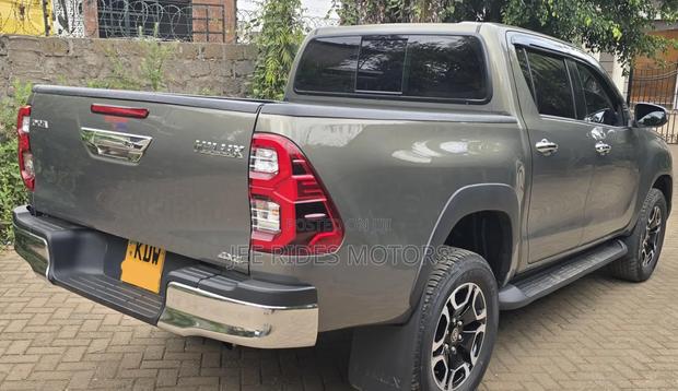 Toyota Hilux 2025 Gray
