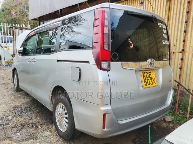 Toyota Noah 1.8 FWD Hybrid (7 seater) 2014 Silver