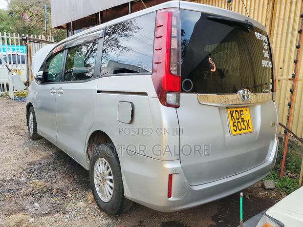 Toyota Noah 1.8 FWD Hybrid (7 seater) 2014 Silver