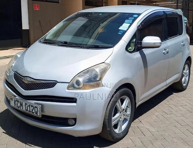 Toyota Ractis 2010 Silver