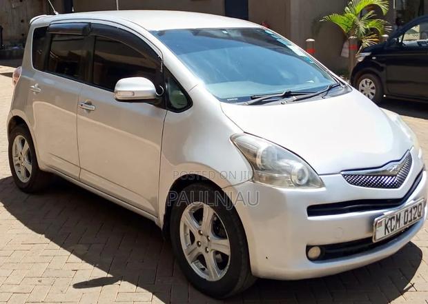 Toyota Ractis 2010 Silver