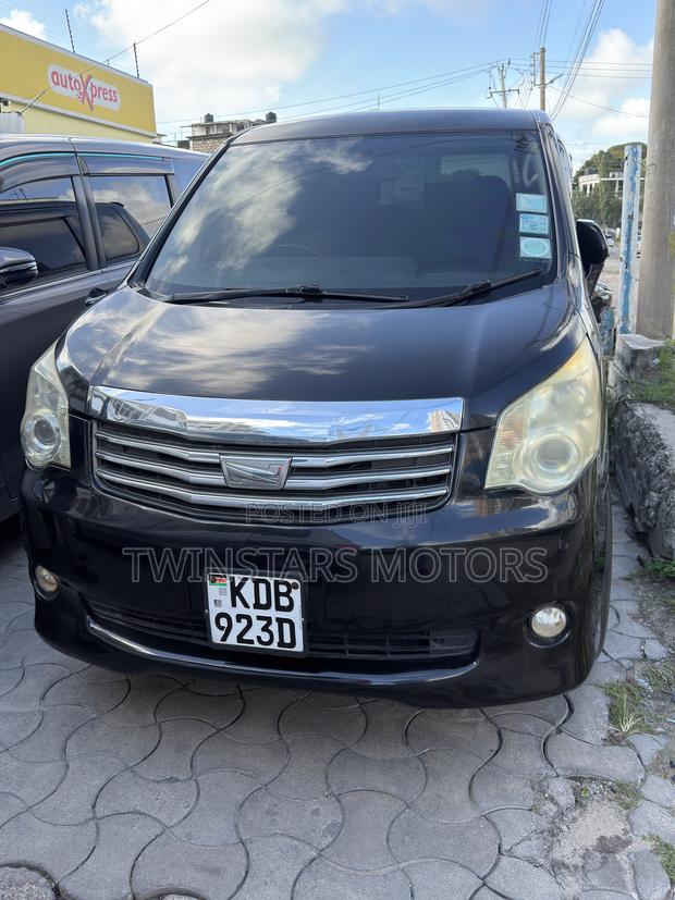 Toyota Noah 2.0 FWD (8 Seater) 2014 Black