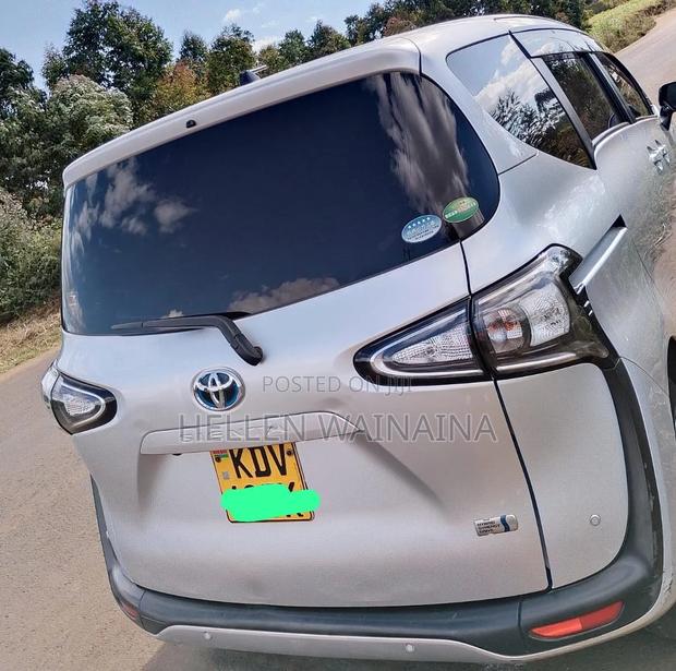 Toyota Sienta 2020 Silver