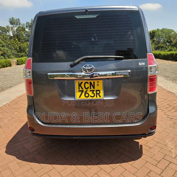 Toyota Noah 2010 Silver