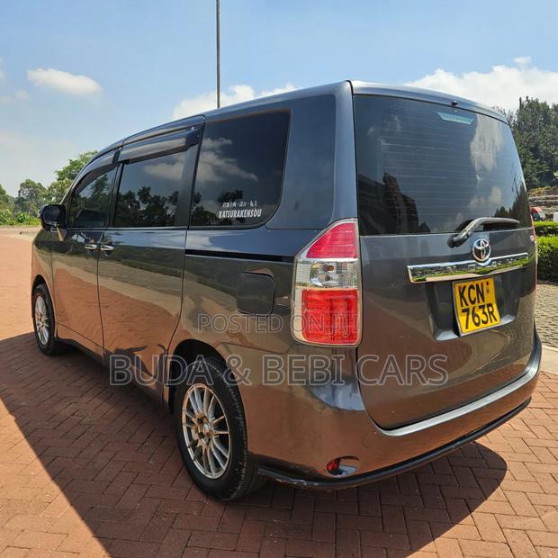 Toyota Noah 2010 Silver