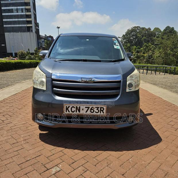 Toyota Noah 2010 Silver