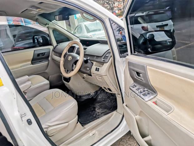 Toyota Noah 2.0 158hp FWD (7 Seater) 2012 White