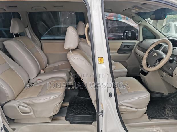 Toyota Noah 2.0 158hp FWD (7 Seater) 2012 White