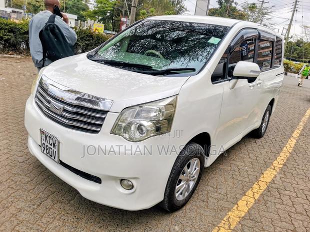 Toyota Noah 2.0 158hp FWD (7 Seater) 2012 White