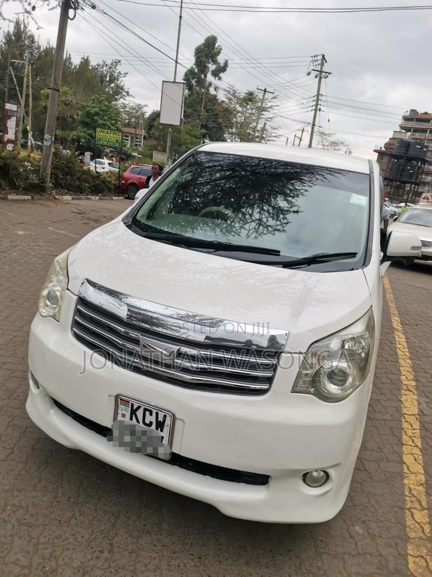 Toyota Noah 2.0 158hp FWD (7 Seater) 2012 White