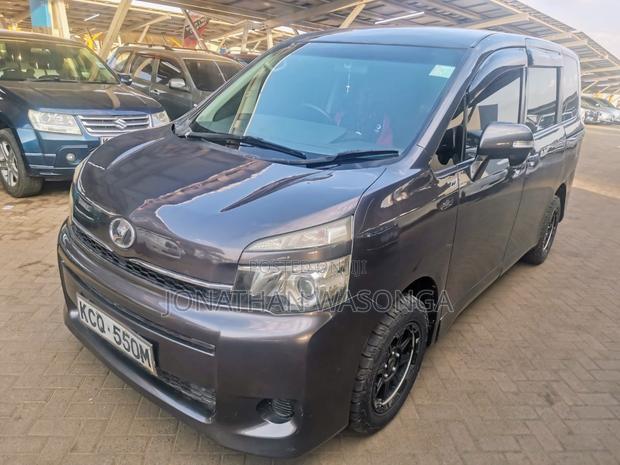 Toyota Noah 2.0 143hp FWD (7 Seater) 2012 Gray