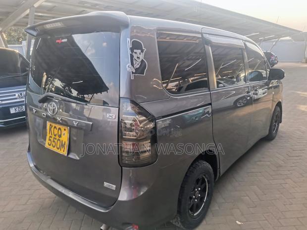 Toyota Noah 2.0 143hp FWD (7 Seater) 2012 Gray