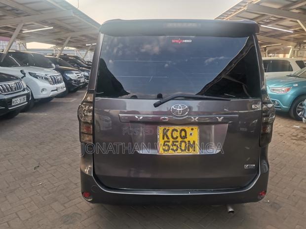 Toyota Noah 2.0 143hp FWD (7 Seater) 2012 Gray