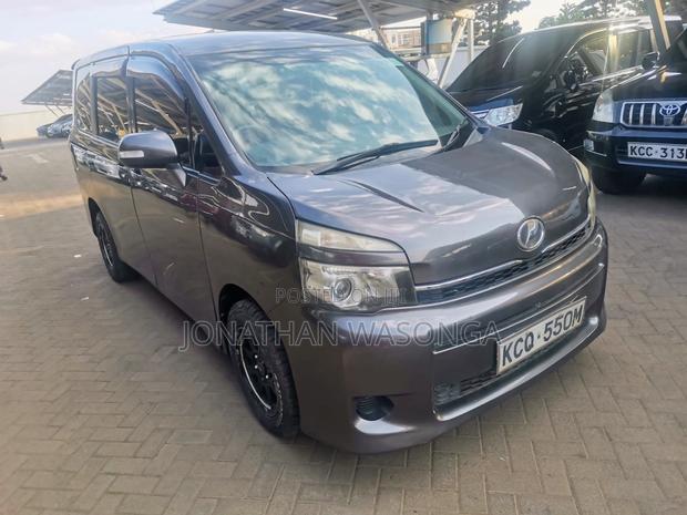 Toyota Noah 2.0 143hp FWD (7 Seater) 2012 Gray