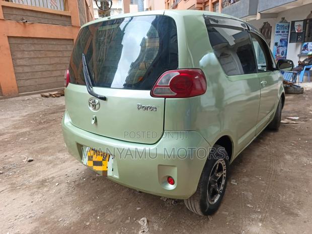 Toyota Porte 2011