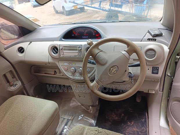 Toyota Porte 2011