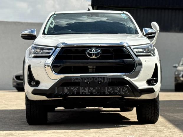 Toyota Hilux 2021 White