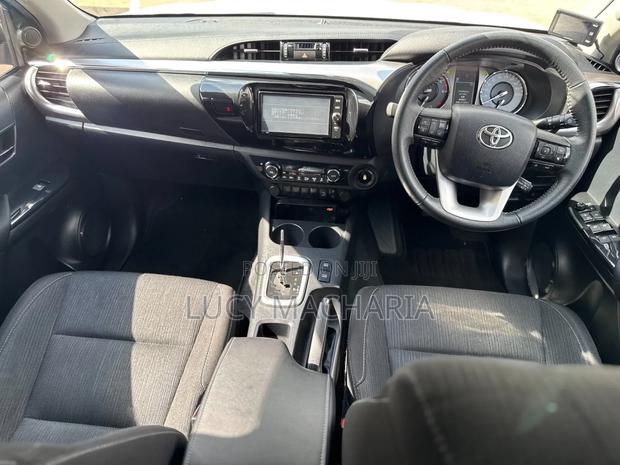 Toyota Hilux 2021 White