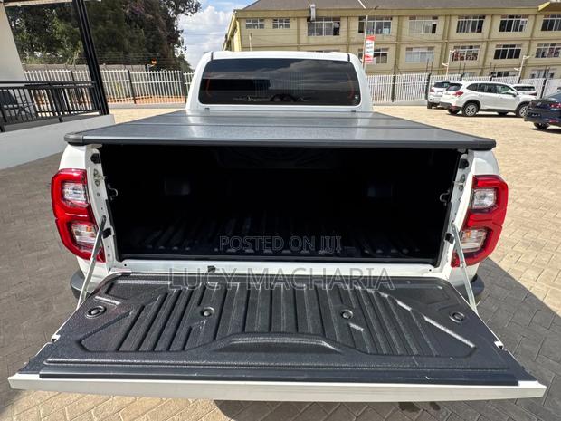 Toyota Hilux 2021 White