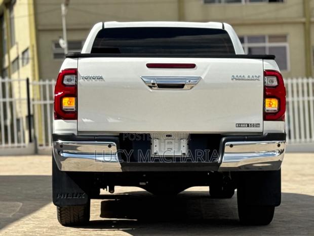 Toyota Hilux 2021 White