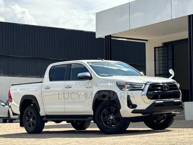Toyota Hilux 2021 White