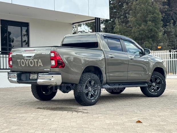 Toyota Hilux 2021 Brown