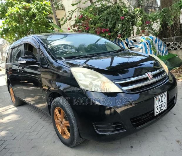Toyota ISIS 2011 Black