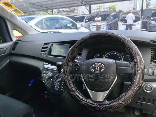 Toyota ISIS 2015 Black