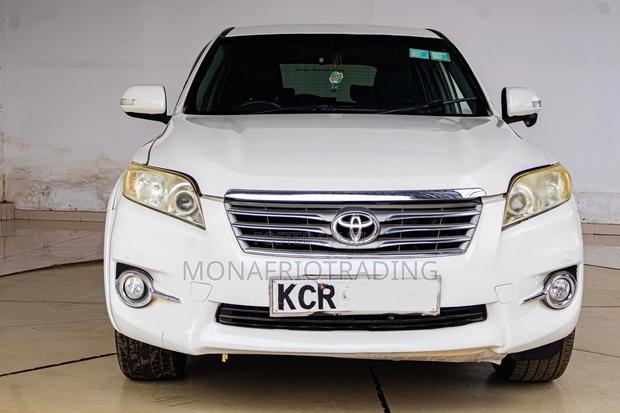 Toyota Vanguard 2011 White