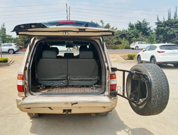 Toyota Land Cruiser 2000 Gold