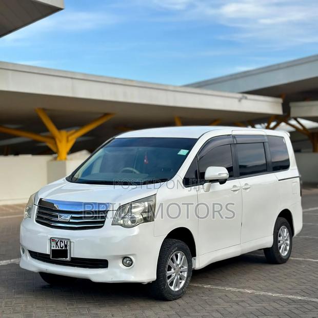 Toyota Noah 2012 White