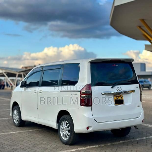 Toyota Noah 2012 White