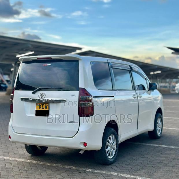 Toyota Noah 2012 White