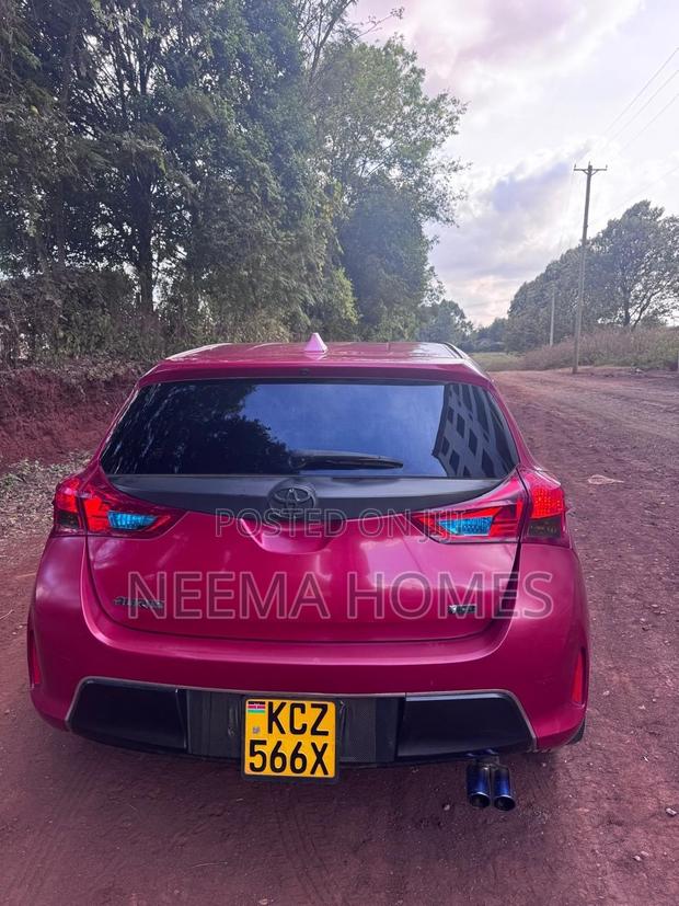 Toyota Auris 2013 Red