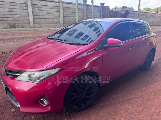 Toyota Auris 2013 Red