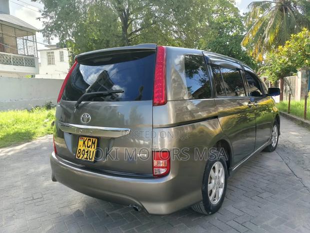 Toyota ISIS 2011 Gray